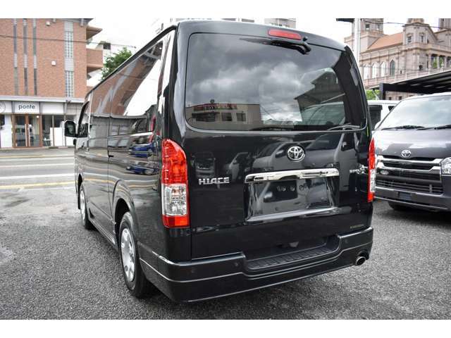 仕入れ担当者の厳しいチェックを受けた車輌をハイエースの事を知り尽くしたサービスエンジニアが入念な点検整備を実施し、外装の小キズや内装の汚れをを徹底的に仕上げて初めて店頭に並びます。