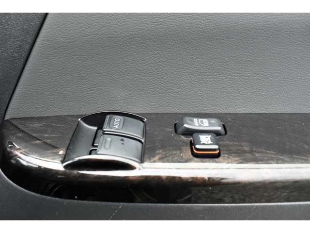 今では当然と思われるパワーウィンドウですが、ハイエースの約半数の車両にこの装備がありません。付いていて当たり前、付いてなくては不便なこの装備、当社の車両はすべて純正パワーウィンドウ装備です。