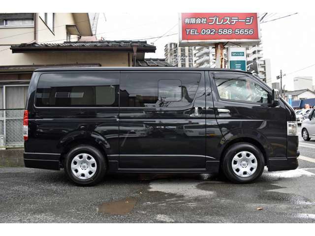 本店以外にも山田店にお買得なハイエースを多数展示しております。山田店の所在地は本店から博多駅方面へ300メートル、山田の交差点から徒歩10秒。屋外内にお目当ての一台が必ず見つかります。