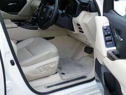 ニュートラルベージュ本革シート　エアベンチレーション　シートヒーター　ステアリングヒーター