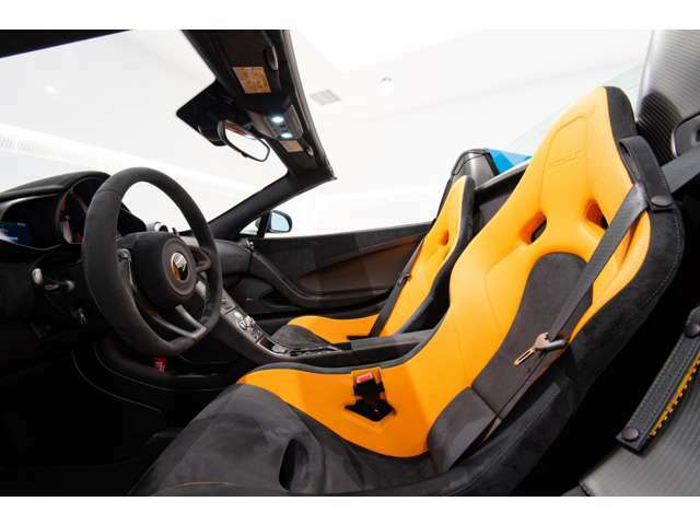 カーボンファイバー製のレーシングシートは「マクラーレンP1」から採用されているもの。
