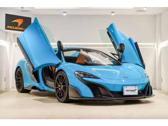 675LT Spider は、ベースとなった 650S Spider よりも 100 kg 軽いパッケージで、675 PS の出力と 700 NM のトルクを達成しています。