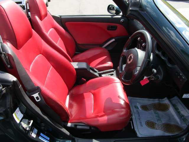 フロントシートもゆったりとしておりますので長距離の運転も疲れにくいです。快適な運転ができます。