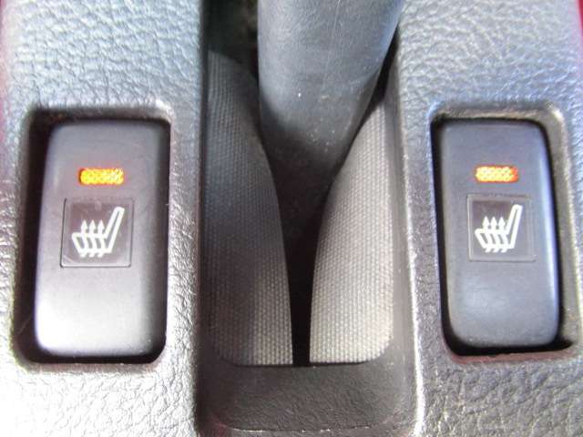 シートヒーターも付いて寒い冬もポカポカで快適運転です。