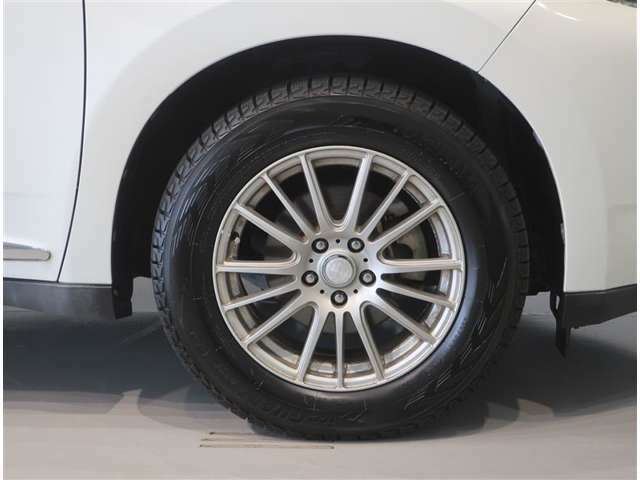 社外のアルミホイールになります。タイヤサイズは225/65R17です。