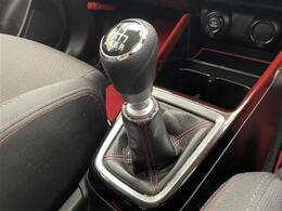 【シフトレバー】普段からよく触れるところなので肝心です。握りやすくて操作がとてもしやすいシンプルなシフトレバーになってます。