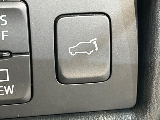 【パワーバックドア】スマートキーや運転席のボタンを押すだけでリアゲートが自動で開閉します！荷物を持っている時や、高い位置にあるバックドアを閉める際に便利な機能です♪