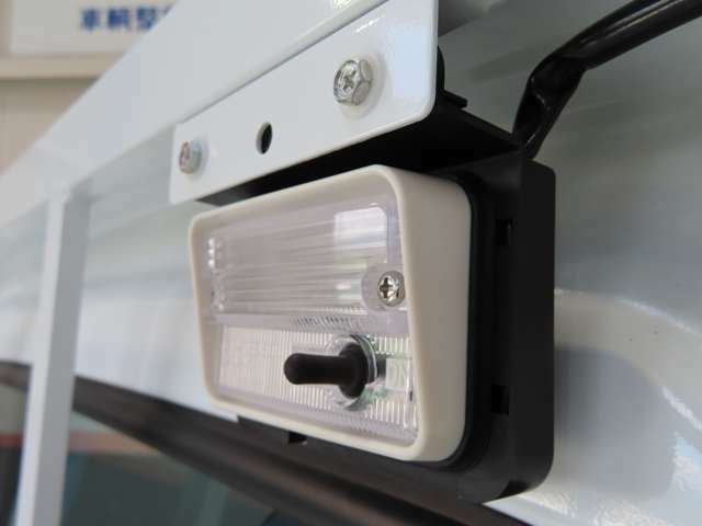 荷台トリイには作業灯も着いてます　夜間の作業に役立ちます。