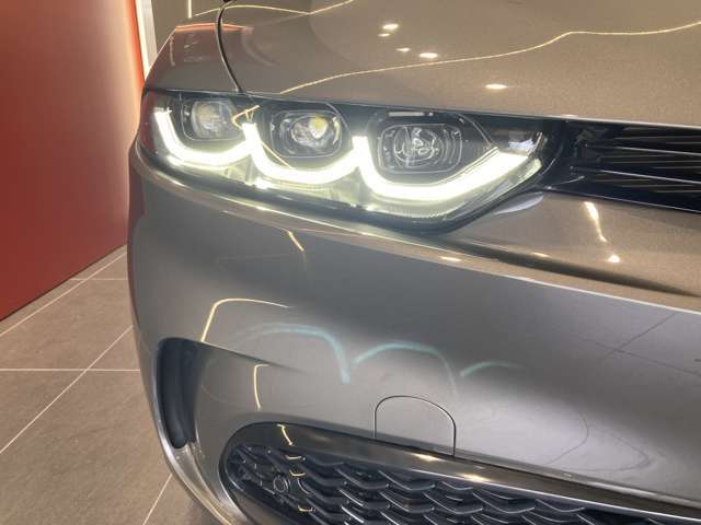 3連装LEDユニットが奏でるデイタイムランニングライトのライン。昼夜を問わず常に点灯し、対向車や歩行者、サイクリストからの被視認性を高め、事故発生のリスクを低減します。