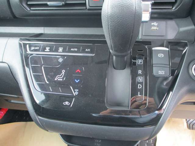 ★オートエアコン★温度設定だけで車がいつも快適に自動調整します♪風量や吹き出し口も自動で行われます。もちろんお好みの設定にも調整可能です♪