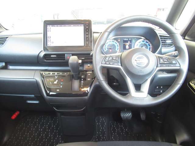 すっきりと洗練された運転席