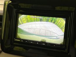 【バックカメラ】駐車時に後方がリアルタイム映像で確認できます。大型商業施設や立体駐車場での駐車時や、夜間のバック時に大活躍！運転スキルに関わらず、今や必須となった装備のひとつです！