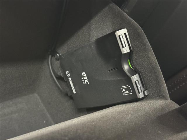 【ETC】装着されています。有料道路の乗り降り時に停車することなくスマートに乗り入れが可能になったり、割引を受けることができる嬉しい装備です。