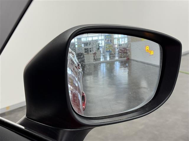 【ブラインドスポットモニタリング】後側方エリアに車両を検知すると、ドアミラー内のアイコンが点灯し、ドライバーに注意を促します。後退時、車両後方に接近する車両を検知して注意喚起するRCTA機能も搭載。