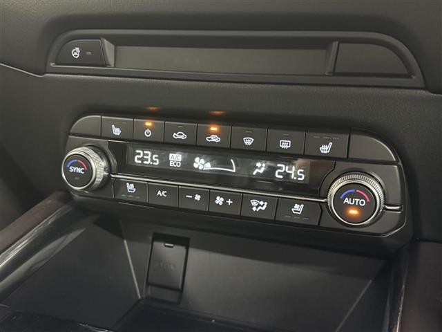 【左右独立オートエアコン】左右独立型、いわゆるデュアルエアコンです。運転席と助手席でそれぞれお好みの温度を設定可能です。