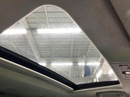 【サンルーフ】開放感たっぷりの希少装備、サンルーフが装着されています！車内に明かりを取り入れたり景色を楽しむ以外にも、車内の空気も簡単に換気できて快適です！