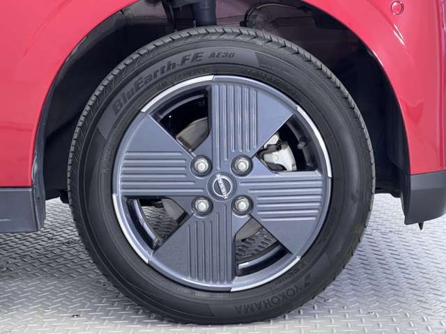 【純正アルミホイール】オシャレな純正アルミホイール付きですので見た目がカッコイイですよ♪
