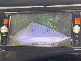 【バックカメラ】駐車時に後方がリアルタイム映像で確認できます。大型商業施設や立体駐車場での駐車時や、夜間のバック時に大活躍！運転スキルに関わらず、今や必須となった装備のひとつです！