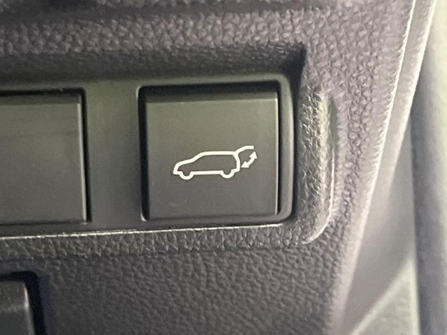 【パワーバックドア】スマートキーや運転席のボタンを押すだけでリアゲートが自動で開閉します！荷物を持っている時や、高い位置にあるバックドアを閉める際に便利な機能です♪