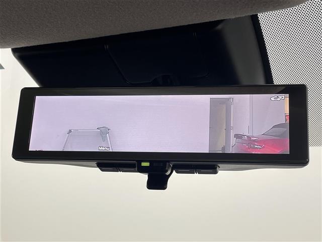 【インテリジェントルームミラー】リアカメラの画像を液晶モニター（ルームミラー）に写して、後部座席の人で視界が遮られたり、夜間や悪天候の時なども、クリアな後方視界を確保するため安心です。