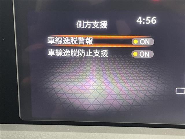 【車線逸脱警報（LDW）】クルマが車線から逸脱しそうになると、はみ出さないように警報音と表示によってドライバーに注意を促します。機能には限界があるためご注意ください。