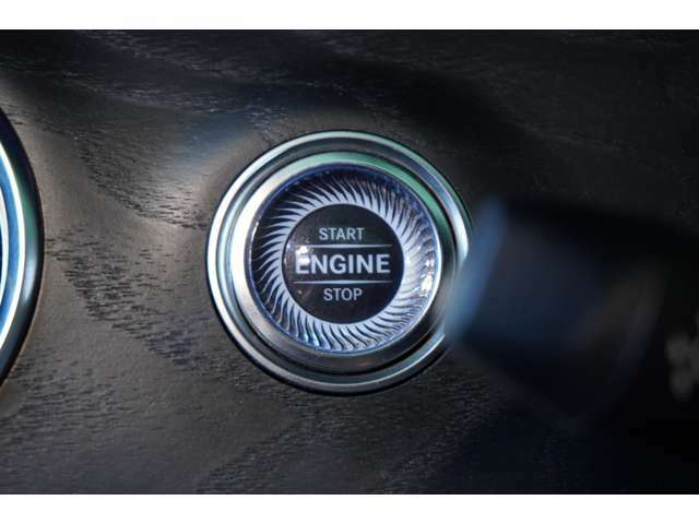 ドアハンドルに触れるだけでドアの施錠＆解錠が行えるスマートエントリー機能やスイッチ一つでエンジン始動が可能なプッシュスタートを搭載！