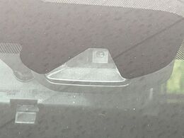 【インテリジェントエマージェンシーブレーキ】フロントカメラで前方の車両や歩行者を検知。衝突しそうな時は衝突被害軽減ブレーキが作動、衝突回避をサポート。より安全にドライブをお楽しみいただけます。