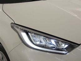 【LEDヘッドランプ】・・・消費電力の少ないLEDヘッドランプ。点灯してすぐに最大光量を発揮するのでトンネルなど周囲が急に暗くなった場合でも安心。