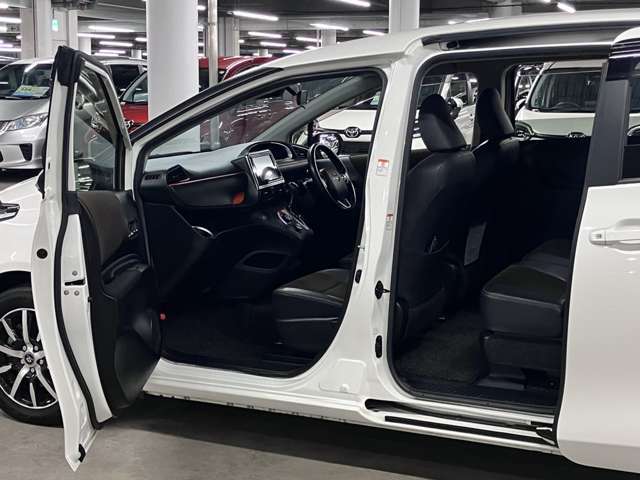 当社販売担当者、仕入担当者、リフトに持ち上げ車検検査員による下廻りチェックをクリアした高品質車を展示しております。