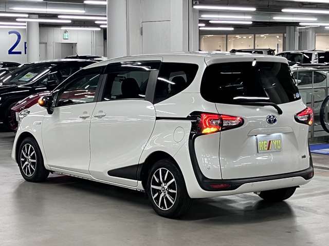 雨が降ってもゆったりと車選びができる全天候型立体展示場！エスカレーター完備！