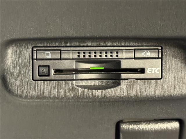 【ETC】有料道路を利用する際に料金所で停止することなく通過できる、ETC車載器（ノンストップ自動料金収受システム機器）が装備されています。セットアップを行うことで利用可能になります。
