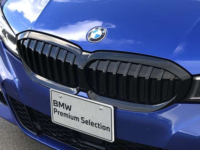 左右のブラックキドニー・グリルの中心にはBMWのエンブレムが鎮座し、個性を放つデザイン性を兼ね備えました。