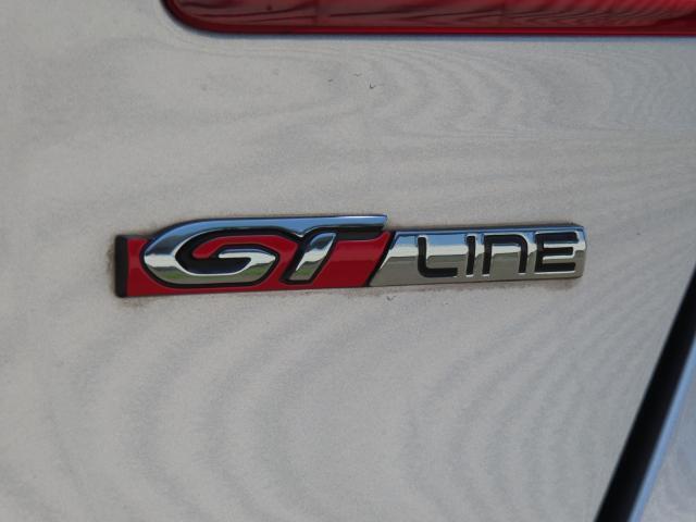 GT Line専用エンブレムと赤ステッチが精悍さを演出