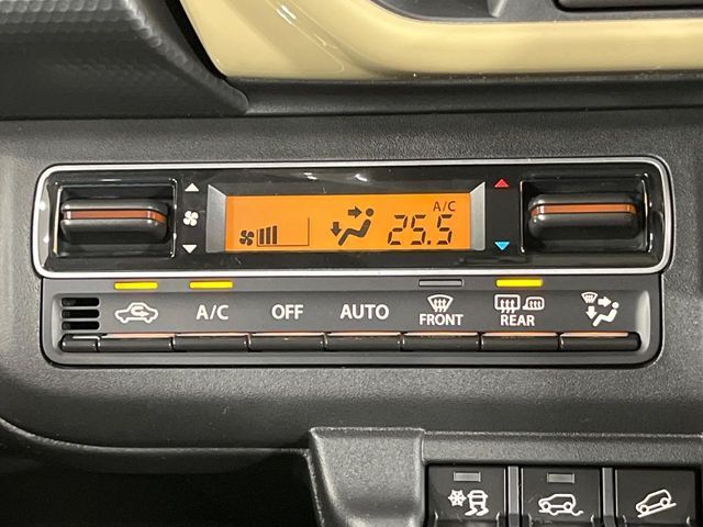 【オートエアコン】一度お好みの温度に設定すれば、車内の温度を検知し風量や温度を自動で調整。暑い…寒い…と何度もスイッチ操作をする必要はありません。快適な車内空間には必須の機能ですね♪