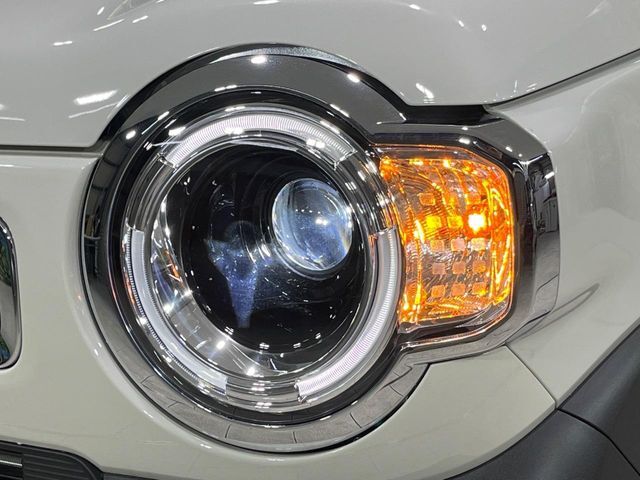 【LEDヘッドライト】悪天候や夜間走行時も良好な視界を確保し安心して運転できる高輝度LEDヘッドライトを装備！点灯速度が早く、消費電力も抑えられています。