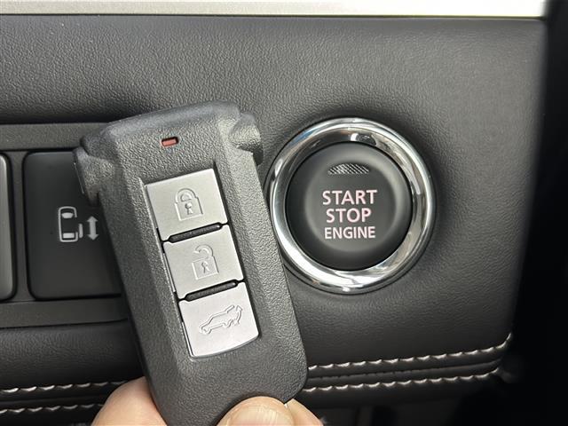【プッシュスタート】鍵を挿さずにポケットに入れたまま鍵の開閉、エンジンの始動まで行えます。
