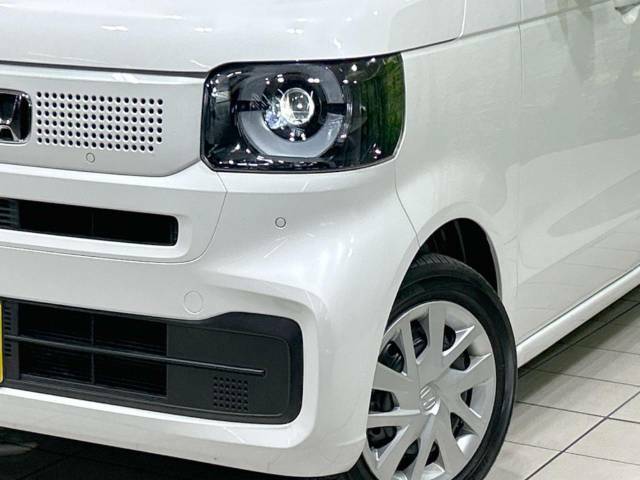 【LEDヘッドライト】悪天候や夜間走行時も良好な視界を確保し安心して運転できる高輝度LEDヘッドライトを装備！点灯速度が早く、消費電力も抑えられています。