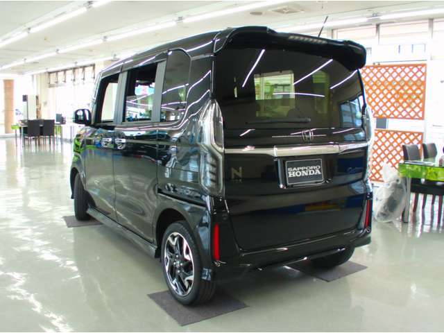 ■札幌ホンダ南郷店の明るいショールーム内でゆっくりお車をご覧いただけます！事前にご連絡頂けますとスムーズにご案内できます