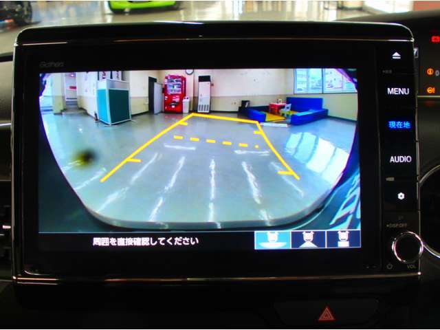 障害物や人をしっかりと視認できるので駐車時などクルマを後退させる際に便利なバックカメラ搭載