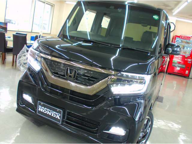 明るいLEDライトで夜間や悪天候、トンネル内でも良好な視界を確保でき安全運転に貢献します。