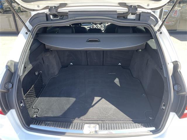 【トランク】積み込みやすくて、たっぷり積める荷室です。シートアレンジできるものは、乗車人数と荷物の量や大きさによってシートを動かすことができるので、より快適なドライブが可能です！