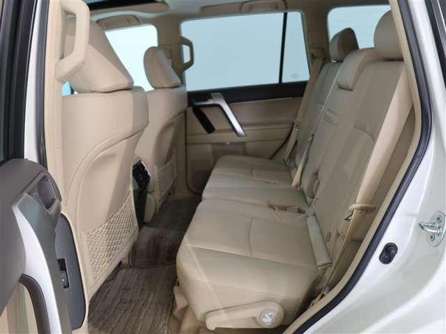 ゆとりある広々とした車内空間は、ドライブを始め買い物やレジャーなど、幅広く活躍します。一人でもみんなとでもお出かけを楽しみましょう！
