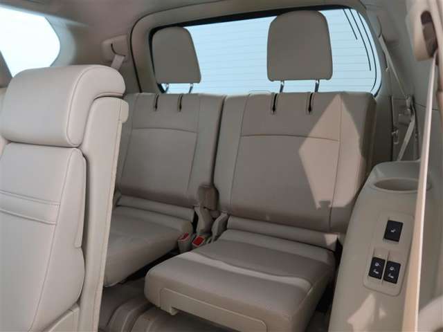 ゆとりある広々とした車内空間は、ドライブを始め買い物やレジャーなど、幅広く活躍します。一人でもみんなとでもお出かけを楽しみましょう！