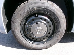 ☆純正スチールホイール＋フルホイールキャップ☆軽やかな走りを感じさせる上品なデザイン☆