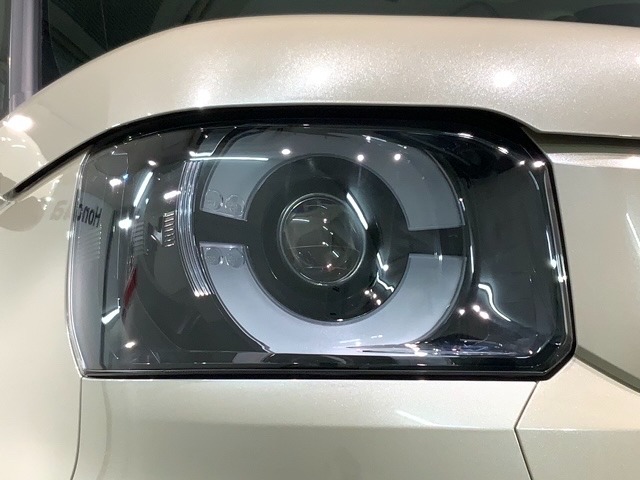 LEDヘッドライトは、点灯の瞬間から最大光量を発揮し、突然暗くなるトンネルなどでの安定感を高めます。
