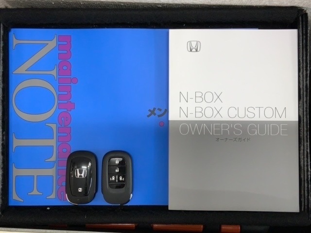 スマートキーは鍵をバッグに入れたままでもドアロックの開閉やエンジンのON・OFFができます。夜間や雨の日も鍵を探さなくて良いので便利です。
