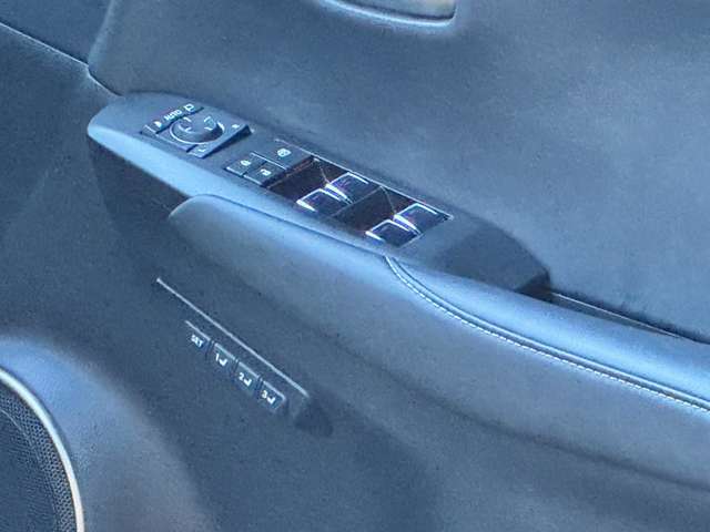 ★メモリー機能付きパワーシートです★運転席スイッチも綺麗な状態です。