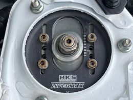 【HKS製車高調】車高が低くなり、スタイリッシュな見た目となっております。車両の重心が下がる事で、走行時の安定性も向上します♪
