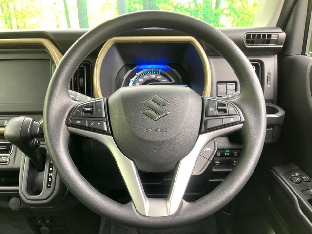 インテリアに合わせたデザインのステアリングは、運転される方のことも考え、運転しやすい形状、大きさです。是非一度、実際に触ってお確かめください。