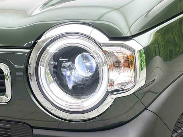 【LEDヘッドライト】悪天候や夜間走行時も良好な視界を確保し安心して運転できる高輝度LEDヘッドライトを装備！点灯速度が早く、消費電力も抑えられています。